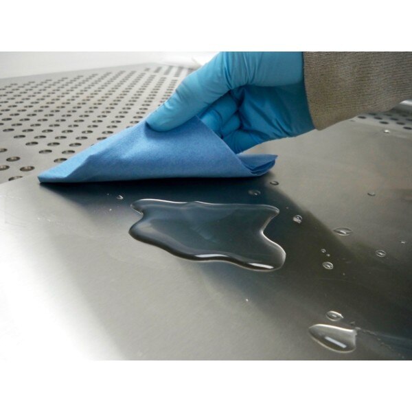 LF50B Blue low lint Wipes in use